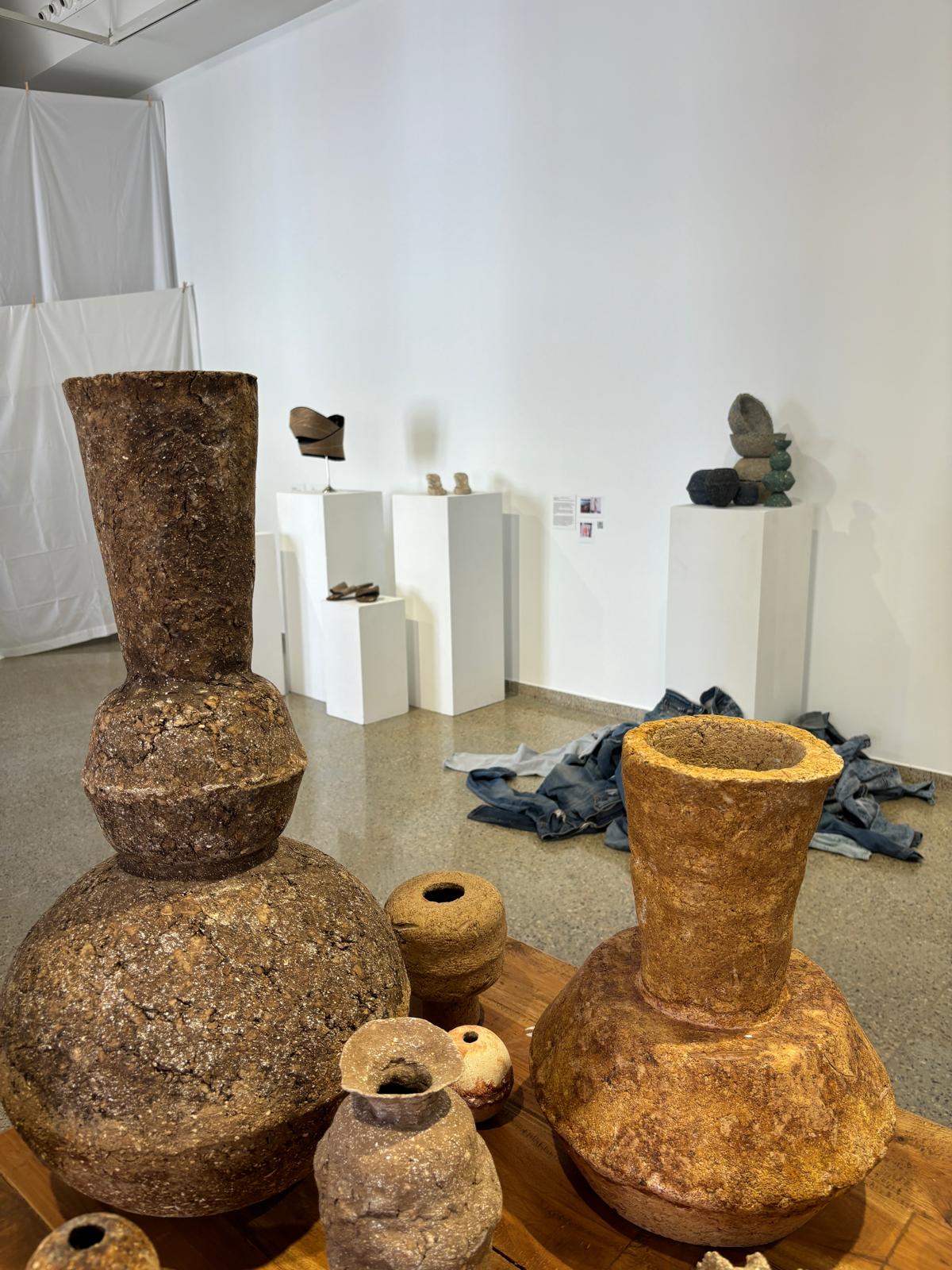 Vista exposición: BIOMATERIA: artesanía femenina para salvar el mundo. Kabuki Artesanía