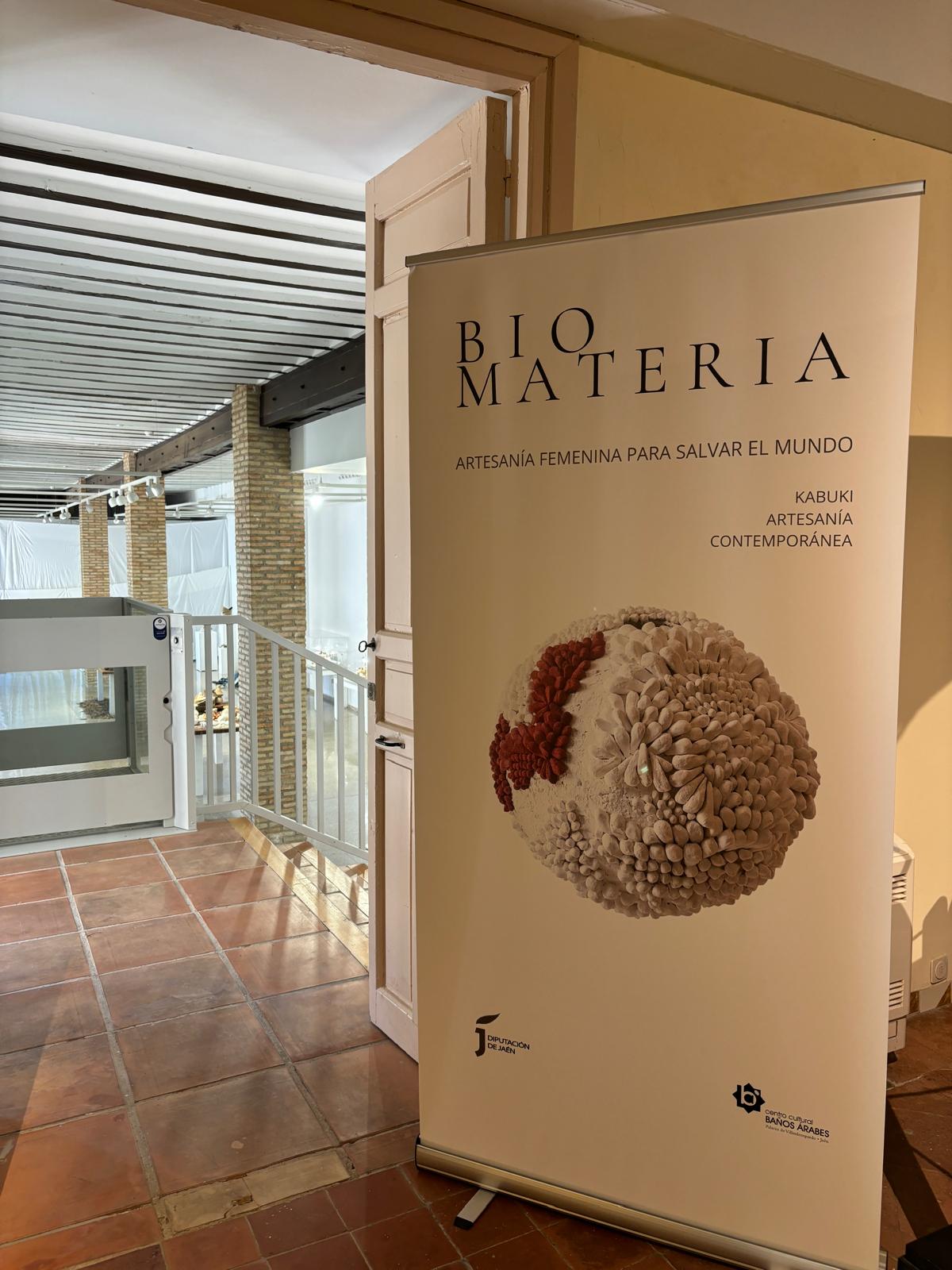 Vista exposición: BIOMATERIA: artesanía femenina para salvar el mundo. Kabuki Artesanía