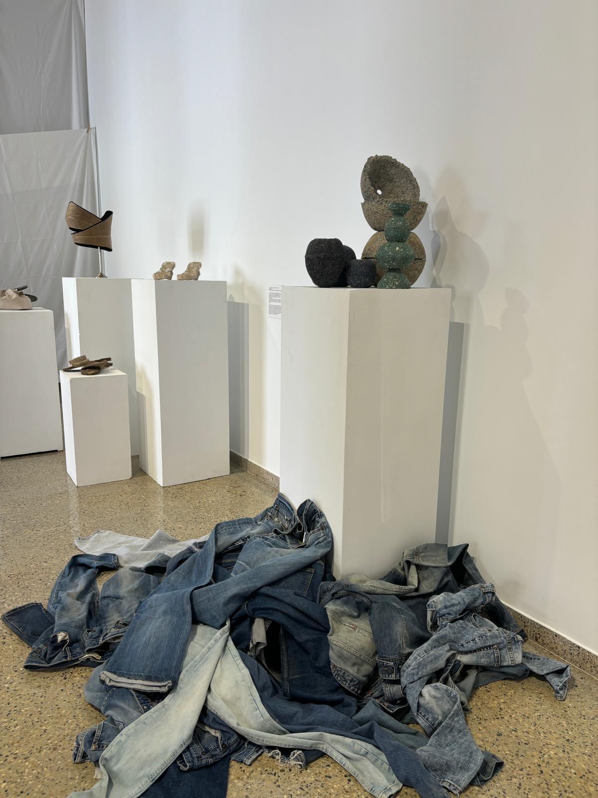 Vista exposición: BIOMATERIA: artesanía femenina para salvar el mundo. Kabuki Artesanía