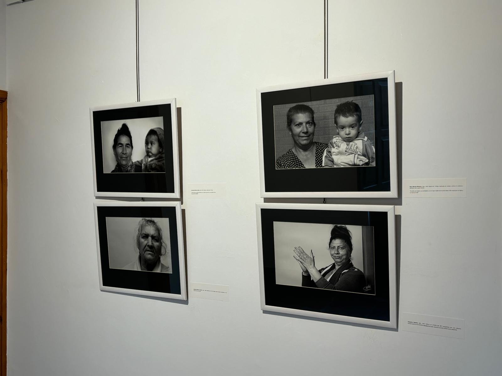 Imagen de los cuadros de la exposición fotográfica, Mujeres Gitanas.