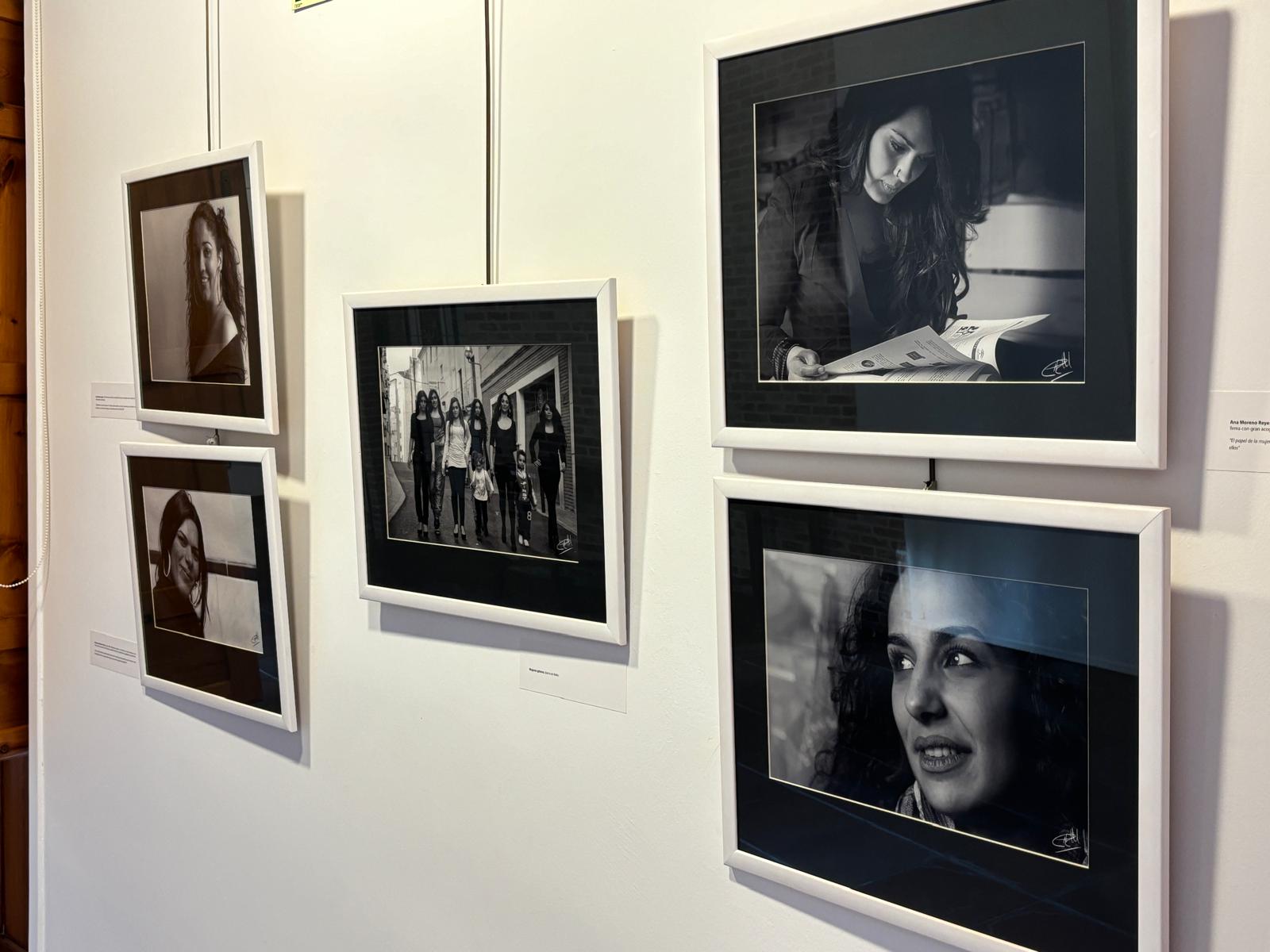 Imagen ampliada de los cuadros de la exposición fotográfica, Mujeres Gitanas.