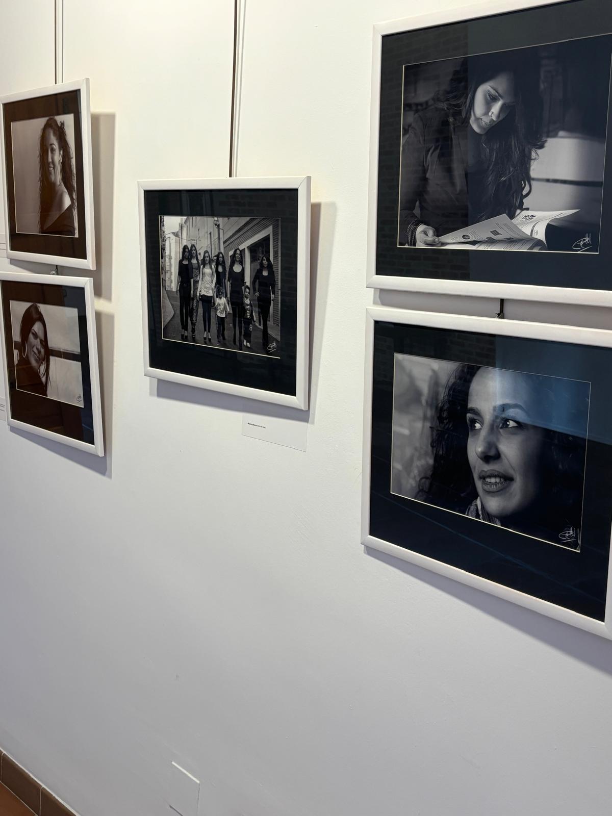 Imagen de los cuadros de la exposición fotográfica, Mujeres Gitanas.